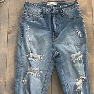 Distressed jeans with pearls